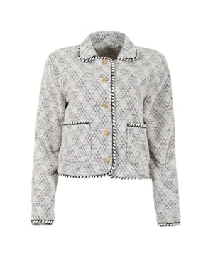 
ZIZO CINDY JACKET 
71% POLYESTER, 27% KATOEN, 2% ELASTAAN 
JACKET 
PLATTE KRAAG 
LANGE MOUWEN 
KNOOPSLUITING MET SIERKNOPEN 
OPGESTIKTE ZAKKEN 
SIER BIES MET FESTONSTEEK 
OFFWHITE MELEE- LUREX, TAUPE, ZWART 
GEVOERD 
VALT NORMAAL OP MAAT 
PRODUCTCODE: CINDY