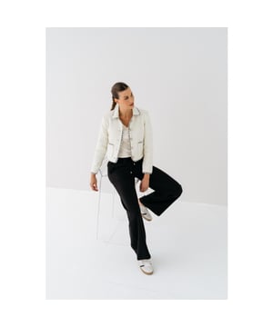 
ZIZO MEXIE JACKET COCONUTMILK 
100% POLYESTER 
JACKET 
PLATTE KRAAG 
LANGE MOUWEN 
KNOOPSLUITING MET SIERKNOPEN MET PAREL 
OPGESTIKTE ZAKKEN 
SIER BIES MET FESTONSTEEK 
COCONUT MILK 
GEVOERD 
VALT NORMAAL OP MAAT 
PRODUCTCODE: MEXIE