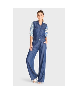 
Rechte jeans broek uit de collectie van Zizo. Hally is een wide leg broek in zachte dunne denim stof. De broek heeft een metalen gouden knoop en ritssluiting. Op de tailleband heeft de broek riemlussen en aan de achterkant elastiek. Op de achterkant van de broek bevinden zich twee steekzakken.
 Hally valt op maat en is alleen te verkrijgen in de kleur dark blue

   
 * Kleur: blauw 
 * Materiaal: tencel 
 * rechtmodel 
 * elastiek in tailleband 
 * valt op maat