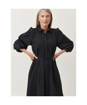 
Carlen Jurk: De moeiteloos chique Carlen jurk uit de collectie van jane Lushka heeft een losse pasvorm en knopen aan de voorkant voor een vleugje relaxte elegantie. Deze jurk is gemaakt van comfortabel katoen en is perfect voor een ontspannen maar stijlvolle look. Hij valt rond de knie en vormt de ideale balans tussen comfort en verfijning voor elke gelegenheid.

 Het model is 1,79 cm lang en draagt maat S.

  
 *     Zacht 
 *     Klassieke kraag 
 *     Zakken in zijnaad 
 *     Reglan mouwen 
 *     Knielengte 
 *     Knopen vooraan 
 *     Materiaal: 78%CO 19%NY 3%EA 
 *     Gemaakt in Europa