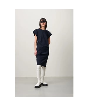 
De Domina Dress uit de collectie van Jane Lushka is een trendy en edgy stuk gemaakt van high-end, ademende Technical Jersey-stof. Deze jurk onder de knie heeft een rechte vrouwelijke pasvorm en unieke brede schouders die een gedurfde en modieuze touch aan je look geven. De Domina Dress is gemaakt voor zowel comfort als stijl en is perfect voor wie op zoek is naar een trendy en zelfverzekerd statement. Verhoog je garderobe met deze modieuze jurk die verfijning en edgy charme uitstraalt. Het model is 1,79 cm lang en draagt maat S.

  
 *     Zacht 
 *     Duurzaam 
 *     Rechte vrouwelijke pasvorm 
 *     Brede schouders 
 *     Materiaal: 73%Poliamide+27%Elastan (LYCRA) 
 *     Gemaakt in Europa