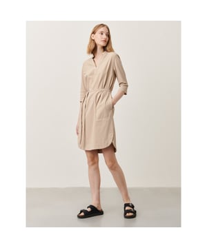 
Ontketen tijdloze elegantie met de Kendal jurk uit de collectie van Jane Lushka, zorgvuldig vervaardigd uit zware technische stretchjersey. Het klassieke silhouet biedt zowel stijl als comfort, waardoor het een veelzijdige toevoeging aan je garderobe is. De scherpe decoratieve halslijn voegt een vleugje raffinement toe, waardoor de Kendal jurk een verfijnd en chique ensemble wordt voor verschillende gelegenheden.Het model is 1,79 cm lang en draagt maat S.

  
 *     Stretchy 
 *     Ontspannen pasvorm 
 *     Ronde halslijn met V-split 
 *     Recht silhouet, komt tot boven de knie 
 *     Halflange mouwen 
 *     Steekzakken in de zijnaden 
 *     Afgeronde zijsplitten bij de zoom 
 *     Materiaal: 74%Poliamide+26%Elastan 
 *     Gemaakt in Europa