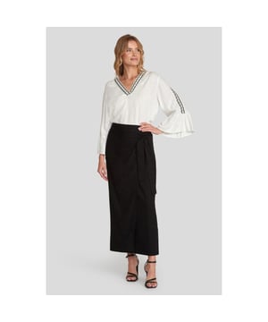 
Zwarte linnen fake overslag rok uit de collectie van Maicazz.

  
 * Materiaal: 52% linnen, 46% viscose, 2% elasthane 
 * fake overslag 
 * lang model 
 * Valt normaal 
 * Kleur: zwart