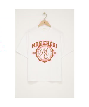 
Dit prachtige witte T-shirt voor dames van het merk My Jewellery is een absolute must-have in jouw kledingkast! Het shirt heeft een klassieke kraag en staat perfect onder een sweater of colbert. Het uni kraagje zorgt voor een stijlvolle en tijdloze uitstraling en is eenvoudig te combineren met al jouw favoriete outfits. De perfecte basic voor elke gelegenheid! Gemaakt van hoogwaardig materiaal en voorzien van een comfortabele pasvorm. Bestel nu dit witte T-shirt van My Jewellery en geef jouw kledingcollectie een stijlvolle upgrade!