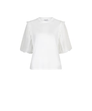 
Voeg een speelse touch toe aan je wardrobe met de Annissa T-shirt in Milk White. Deze vrolijke stijl heeft volumineuze, pofmouwen van tule, terwijl het lijfje is gemaakt van 100% katoen. Kleine ruches op de schouders versterken het vrouwelijke karakter van dit T-shirt. Combineer met onze Bella jeans voor een zomerse look in echte DANTE6 stijl.
• T-shirt met ronde hals en tulle mouwen
• Korte, pofmouwen van tulle
• Zacht katoenen lijfje
