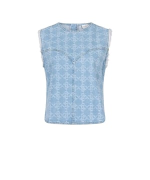 
Ga mee met de denimtrend en kies voor onze Laia top in Skywash Blue. Deze mouwloze top valt op door het all-over laser geprinte DANTE6 monogramdesign. De naden aan de voorkant zorgen voor decoratieve details en de rafelige zoom bij de armsgaten geeft het een edgy touch. Combineer het met de bijpassende Nuit jeans voor de ultieme DANTE6 outfit.
• Denim top met all-over lasergeprint monogram
• Mouwloos ontwerp met rafelige randen
• Decoratief stiksel op de voorkant
• Ritssluiting aan de achterkant
Material	100% organisch katoen