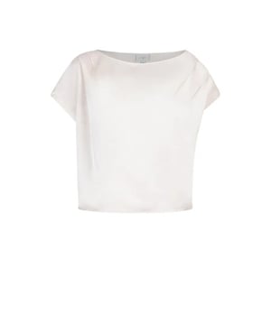 
Kleed het chic of draag het juist wat relaxter – de Roam top in Butter Cream is dit seizoen jouw go-to. Deze cropped top is gemaakt van gerecycled satijn met stretch en heeft een asymmetrische, losse pasvorm met geplooide details op de schouders. Combineer met de bijpassende Jules broek voor een complete set, of draag ‘m op je favoriete jeans voor een sterke, alledaagse look.
• Soepelvallende cropped top
• Satijnlook
• Asymmetrisch design met een losse pasvorm
• Korte mouwen met geplooide details
