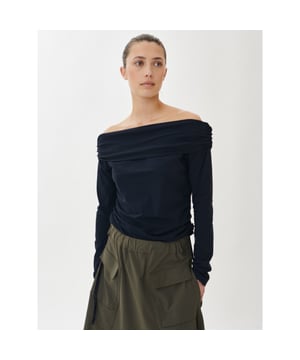 
Top Mira uit de collectie van Jane Lushka is een aansluitende top die zowel op de schouder als offshoulder gedragen kan worden. Het model is 1,79 cm lang en draagt maat S.

  
 *     maatvoering aansluitend 
 *     optreklint  plooien aan de zijkant 
 *     de top kan opshoulder of offshoulder gedragen worden 
 *     74%Polyamide+26%Elastan