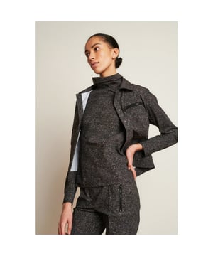
De Jane Lushka Manon Top is een basic stijl in een moderne uitvoering. De kraag is een speels detail van deze basic top met lange mouwen die precies genoeg stretch heeft om om het lichaam aan te sluiten.

 Kleur: zwart

 Maatvoering: normaal

 Materiaal: 73% polyamide, 27% elasthaan (travelkwaliteit)