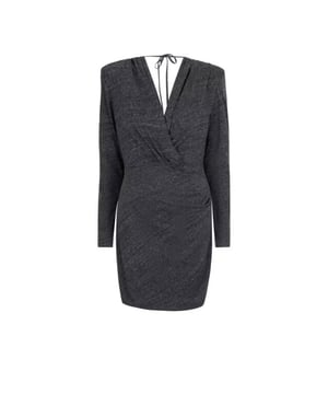 
Een absolute must-have is onze gedrapeerde jurk Faeza in de donkergrijze kleur Graphite. Deze vrouwelijke jurk van new jersey is gedrapeerd aan de voorkant, waardoor een v-halslijn en plooien aan de rok ontstaan. Het sterke silhouet wordt benadrukt door de schoudervullingen en lange, strakke mouwen. Combineer het met onze kniehoge laarzen Sonora en alle ogen zullen op je gericht zijn.
• Aangesloten overslag V-hals jersey jurk
• Melange katoenen stretch jersey
• Diepe V-hals met trekkoord aan de achterkant
• Afneembare schouderstukken
• Lange mouwen
• Mooie plooien bij de rok
• Verwijder schouderstukken voor het wassen
Material	60% katoen, 40% polyester