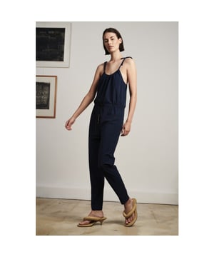 
Dit item is gemaakt uit de collectie van Jane Lushka is van een zeer ademende, lichte, elastische Technical Jersey, wat zorgt voor perfecte bewegingsvrijheid, comfort en langdurig draagcomfort.  Elke garderobe heeft een jumpsuit nodig. Waarom voeg je de vrolijke jumpsuit Grita niet toe om een ​​flirterige draai aan je essentials te geven? Makkelijk te dragen, makkelijk om er geweldig uit te zien. De jumpsuit heeft klassieke details die nooit uit de mode raken. Dit moet een van onze absolute favorieten zijn. Vind nu je favoriete pasvorm.

  
 * Rekbaar 
 * Zacht 
 * Ademend 
 * UV bescherming 
 * Antibacterieel 
 * Snel drogen 
 * Kleur: jeans blauw 
 * Maatvoering: normaal