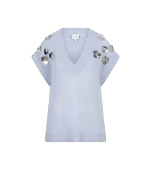 
Val op met de Nycia spencer in Cloud Blue. Deze mouwloze trui is gebreid van 41% gecertificeerd verantwoorde alpaca, 22% wol en 37% polyamide. Het model heeft een diepe V-hals en verlaagde schouders. Wat deze spencer echt bijzonder maakt, is het schouderdetail met geborduurde bloemen. Draag hem solo als top of over je favoriete blouse voor een speelse transseasonal look.
• Spencer met V-hals en bloemendetail
• Lichte alpaca/wolmix
• Relaxte pasvorm met overlay-detail op de rug
• Geribde halslijn en zoom
• Korte kapmouwen