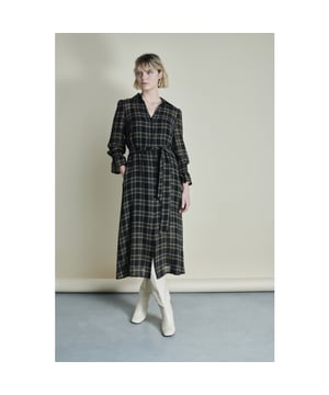 
Stoere geruite doorknoopjurk uit de collectie van Jane Lushka. De jurk heeft een bijgeleverde onderjurk.

  
 * geen stretch 
 * Kleur: army met zand 
 * materiaal: 42 % Co, 32% Pl en 26% WV (geen travelkwaliteit)