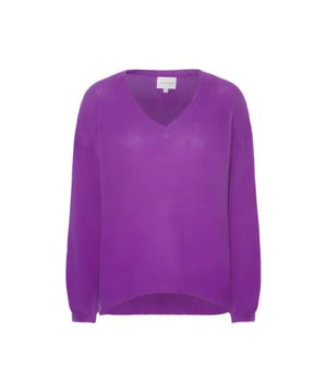 
<meta charset="UTF-8">
<p>Silja is a classic pullover that will never go out of style. With the V neck it’s perfect to layer over a shirt or a dress. Made in a knit blend of kid mohair, wool and elastan it feels soft against the skin and has been knitted using only high quality yarns which makes it feel like butter in your hands. Designed in Copenhagen and made in Italy.</p>
<p>Material: 34% Kid Mohair 34% Wool, 29% Polyamide, 3% Elastan</p>