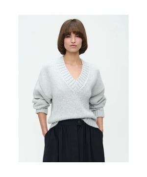 
De Specttacolo Studio Pullover uit de collectie van Jane Lushka is een pullover met een geribte V-hals, rechte mouwen met geribte manchet en afhangende schouders. Dezze pullover beschikt over een geribte zoom en valt op de heup. Dit item heeft een losse pasvorm en is uitgevoerd in de kleur Silver met een glitterdraad.

 Het model op de foto is 1.78cm lang en draagt maat S.

 Materiaal: 44%PC 21%Pes 20%Pa 10%Wo
