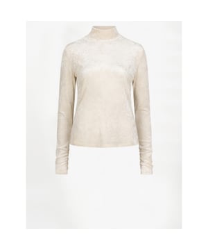
Voeg de Olya top in Oatmeal Cream toe aan je garderobe. Gemaakt van 90% gerecycled flocked jersey, met een semi-transparante velvet finish. De hoge opstaande kraag en geplooide manchetten geven deze top een verfijnde uitstraling. Perfect als laagje over of onder je outfit.
• Semi-transparante top van fluwelen mesh
• Hoge halslijn
• Gevlokte stretch mesh met zachte touch
• Lange aangesloten mouwen met geplooide manchetten
• Ideaal als laagjesstuk
• Het model op de foto is 1,78 m lang en draagt onze maat 36
Material	90% polyester, 10% elastaan