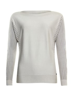 
POOOLS PULLOVER 233125-KITT 
80% VISCOSE 20%POLYAMIDE 
PULLOVER 
BOOTHALS RIBB GEBREID 
VLEERMUIS MOUWEN RIB GEBREID 
BOORD RIB GEBREID ONDERKANT 
KITT KLEUR 
PRODUCTCODE 233125-B073