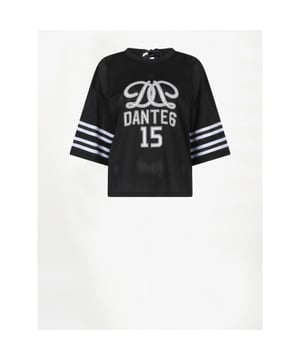 
Ter ere van ons 15-jarig bestaan creëerden we iets bijzonders: de Dax Tee in zwart. Deze sportieve interpretatie van een oversized T-shirt is gemaakt van mesh stof. De wijdvallende mouwen zijn afgewerkt met strepen, en op de voorkant prijkt het DANTE6 logo. Een vrouwelijke strik op de achterkant maakt het geheel helemaal af. Sinds 2010 zijn handgemaakte strikken hét symbool van viering en vrouwelijkheid binnen DANTE6.
• Oversized mesh T-shirt
• 15Y DANTE6 logo op de voorkant
• Strepen op de mouwen
• Strikdetail in de nek
• 100% gerecycled polyester
• Het model op de foto is 1.78 m lang en draagt maat 36