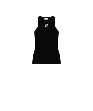 
Onze logotanktop is een must have voor elke garderobe. Er is een -logo geborduurd op de voorkant en stiksels op de achterkant. De tanktop heeft een getailleerde pasvorm en een uitstraling die perfect past bij elke dagelijkse outfit. Draag hem met een van onze blazers, jeans of leren broeken voor je volgende favoriete look.
• Getailleerde pasvorm
• Stiksels aan de achterkant
• Logo tank top
• Ronde halslijn
Material	78% katoen, 18% polyester, 4% elastaan