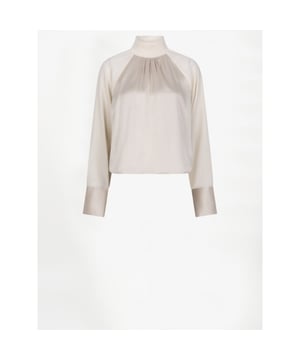 
Voeg de elegante Estela top in Oatmeal Cream toe aan je garderobe. Deze stijl is gemaakt van 92% zijde en 8% elastaan met een sand-washed finish. De achterkant is uitgevoerd in lichtgewicht polyester georgette. De top heeft een hoge halslijn en stijlvolle lange manchetten, en is aan de voorkant geplooid voor een verfijnd accent. Combineer met een tailored pantalon voor een smart look of draag met jeans voor een casual touch.
• Blouse met hoge hals van zijdemix en elastische afwerking
• Stretch zijden body met mouwen van georgette
• Verfijnde plooivorming bij de halslijn
• Raglanmouwen met manchetten en sierknopen
• Het model op de foto is 1,78 m lang en draagt onze maat 36