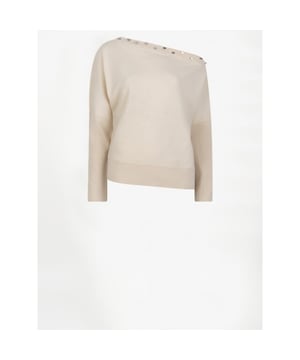 
De Mayu trui in Oatmeal Cream is de perfecte aanvulling op je knitwear collectie. Gemaakt van een luxe mix van wol en kasjmier, met lange mouwen en een brede halslijn voor off-shoulder styling. De studs langs de halslijn zorgen voor een verfijnde en opvallende finishing touch. Combineer met een wide-leg broek voor een modieuze nieuwe silhouette.
• Off-shoulder trui met elegante drapering
• Subtiel studsdetail langs de halslijn
• Zachte wol-kasjmierblend
• Geribde boorden en zoom
• Het model op de foto is 1,78 m lang en draagt onze maat 36
