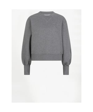 
Geen garderobe is compleet zonder onze Lison trui in Granite Grey Mélange. Deze casual stijl is gemaakt van geborsteld, 100% biologisch katoen. De trui heeft een ronde hals en licht gepofte mouwen met lange boorden. Op de voorkant prijkt een embossed Dante6 logo. Draag er een blouse onder en combineer met onze zilveren Aremi pantalon voor een preppy look met een twist.
• Crewneck sweater met logo
• Geborstelde jersey van biologisch katoen
• Lange ballonmouwen
• Geribde boorden en zoom
• Verhoogd monogramlogo op de borst
• Het model op de foto is 1,78 m lang en draagt onze maat 36