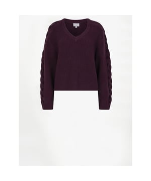 
De Palomo trui in Mulberry Red wordt gegarandeerd je nieuwe favoriet. Deze gebreide trui is gemaakt van een zachte mix van wol, polyamide en modal. Dankzij de relaxte pasvorm en V-hals is hij perfect om mee te layeren. De gevlochten details langs de mouwen geven de trui een unieke twist en zorgen voor een subtiele eyecatcher.
• V-hals trui van wolblend met vlechtstructuur
• Zachte mix van modal en wol met ribtextuur
• Lange mouwen met gevlochten details
• Relaxed fit voor moeiteloos laagjes dragen
• Het model op de foto is 1,78 m lang en draagt onze maat 36