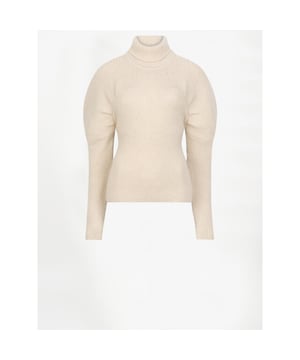 
Minimalistisch met een twist – ontdek de Rye trui in Oatmeal Cream. Gebreid in een geribde structuur van een fijne mix van wol en alpaca, met een hoge col en lange raglanmouwen. De plooien langs de raglannaad geven de silhouet op subtiele wijze vorm en voegen diepte en structuur toe. Combineer met een nette broek of jeans en je bent klaar voor de dag.
• Romantische ribgebreide trui
• Zachte alpaca-wolblend
• Hoge col
• Lange raglanmouwen
• Aansluitende pasvorm
• Subtiel monogramdetail
• Het model op de foto is 1,78 m lang en draagt onze maat 36
Material	53% polyamide, 38% wol, 9% alpaca wol
