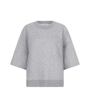 
De Rogue trui in Heather Grey wordt jouw nieuwe favoriete go-to stijl. Deze losvallende sweater is gemaakt van 100% gecertificeerd katoen en heeft een ronde halslijn, verlaagde schouders en wijde mouwen in kimono-stijl. Op de borst prijkt een textuurrijk monogram voor een subtiele, stijlvolle touch. Combineer met onze Quentyn shorts of draag met je favoriete DANTE6 jeans voor een moeiteloos coole look.
• Monogram sweater met ronde hals
• Garment-dyed, acid-washed heavy jersey
• Kimono-stijl mouwen
• 100% katoen
• Zachte badstof binnenkant
• Het model op de foto is 1,78 m lang en draagt maat 36