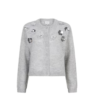 
Verrijk je knitwear collectie met het Fawn vest in Heather Grey. Dit vest met knoopsluiting en ronde halslijn valt op door het moderne, speelse schouderdetail met geborduurde bloemen. Gemaakt van een lichtgewicht mix van 41% gecertificeerd verantwoorde alpaca, 22% wol en 37% polyamide, biedt het zowel comfort als stijl. Combineer met onze Lebon leren broek en de Shay crackle metallic slingback pumps voor een chique DANTE6 look.
• Gebreid vest met bloemendetail
• Lichte alpaca/wolmix
• Ronde halslijn met knoopsluiting aan de voorkant
• Verwijderbare schoudervullingen
• Lange mouwen met geribde manchetten
• Het model op de foto is 1,78 m lang en draagt maat 36