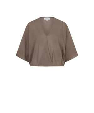 
Op zoek naar een lichtgewicht, chique vest? Dan is Revel in Stone precies wat je zoekt. Dit vest is gemaakt van een lurex knit bestaande uit 74% katoen, 18% polyester en 8% metallic, wat zorgt voor een subtiel glanzend metallic effect. De verlaagde schouders creëren halflange mouwen en de diepe V-halslijn geeft het item een elegante uitstraling. De sluiting is voorzien van een blinde drukknoop. Perfecte layering item!
• Cropped vest met V-hals en lurex
• Gebreide lurex stof
• Verlaagde schouders en korte mouwen
• Blinde drukknoopsluiting
• Perfect voor layering