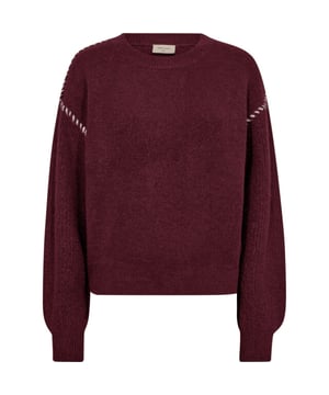 
De Freequent fqinterlock pullover in warm port royale nodigt uit om elke dag iets net iets liever te doen. Het fijngebreide materiaal met elastane, acryl en polyester voelt superzacht op de huid en heeft een subtiele melange in donker rood, met een lichte ecru sierrand bij de schouders en mouwinzet die het geheel een stijlvolle twist geeft. De ronde hals en de normale lengte maken het een makkelijk te combineren item: je draagt het losjes over een rok of juist netter opgesloten in een pantalon. Het recht en losvallend model beweegt mee met je, zonder vormeloos te worden, en geeft een ontspannen maar verzorgde uitstraling. Je merkt dat het garen niet kriebelt, waardoor je het vaker zal pakken wanneer je echt iets aangenaams wilt aantrekken. Dankzij de ingetogen details blijft de trui vrouwelijk zonder teveel poespas, en past hij moeiteloos in diverse outfits. Combineer met laarzen of loafers en je outfit is meteen af. Draag het met een glimlach en voel je stijlvol en op je gemak.