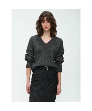 
De Specttacolo Studio Pullover uit de collectie van Jane Lushka is een pullover met een geribte V-hals, rechte mouwen met geribte manchet en afhangende schouders. Dezze pullover beschikt over een geribte zoom en valt op de heup. Dit item heeft een losse pasvorm en is uitgevoerd in de kleur Dark grey met een glitterdraad.

 Het model op de foto is 1.78cm lang en draagt maat S.

 Materiaal: 44%PC 21%Pes 20%Pa 10%Wo