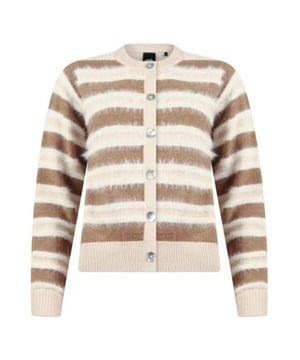 
POOOLS VEST 533181 
47% POLYAMIDE, 31% ACRYL, 22% POLYESTER 
VEST 
RONDE HALS 
LANGE MOUWEN MET RIBGEBREIDE BOORDEN 
PAARLE MOER KNOPEN 
STREEPDESSIN 
KHAKI-SAND-OFF WHITE 
RECHT VALLEND 
VALT NORMAAL OP MAAT 
PRODUCTCODE: 533181
