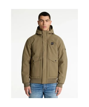 
<p>71120010 E53 Heren Jack Kort - Model REURN VALLEY - CHASIN&#39;</p>

<p>De Return Valley is een regular fit winterjas gemaakt van waterafstotend en ademend softshell-materiaal. Voorzien van een aluminium ritssluiting, ergonomisch gevormde mouwen, een dubbele kangoeroezak met flap en verborgen rits, ribboorden aan de onderkant en mouwen, en een dubbele capuchonstrap met reflecterende print. Afgewerkt met een comma sleeve pocket en 3M padding voor extra warmte.</p>

<p>Model is 187cm lang en draagt maat L.</p>
