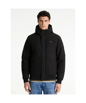 
<p>71120010 E90 Heren Jack Kort - Model REURN VALLEY - CHASIN&#39;</p>

<p>De Return Valley is een regular fit winterjas gemaakt van waterafstotend en ademend softshell-materiaal. Voorzien van een aluminium ritssluiting, ergonomisch gevormde mouwen, een dubbele kangoeroezak met flap en verborgen rits, ribboorden aan de onderkant en mouwen, en een dubbele capuchonstrap met reflecterende print. Afgewerkt met een comma sleeve pocket en 3M padding voor extra warmte.</p>

<p>Model is 187cm lang en draagt maat L.</p>
