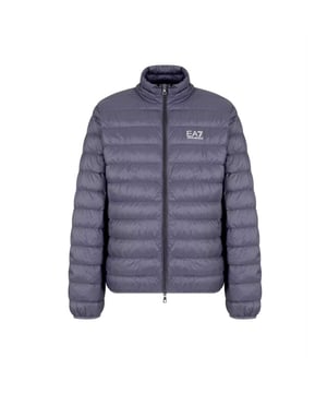 
 Deze pufferjas combineert een ganzendonsvulling met technische stof voor een warm en comfortabel kledingstuk. Deze stijl heeft een ritssluiting aan de voorkant, een opstaande kraag, twee praktische zijzakken en is voorzien van een contrasterend EA7-logo op de borst. Hij is volledig opvouwbaar en kan in de bijbehorende stofzak worden opgeborgen.

Materiaal: 100% polyamide; elastische zoom: 77% polyamide, 23% elastaan; vulling: 90% witte eendendons, 10% witte eendenveren; voering: 100% polyamide
90/10 ganzendonsvulling

Opvouwbaar model met stofzak
Opstaande kraag
Ritssluiting aan de voorkant
Twee zijzakken met rits
Contrasterend EA7-logo op de borst

8NPB23 PNGPZ U8115 