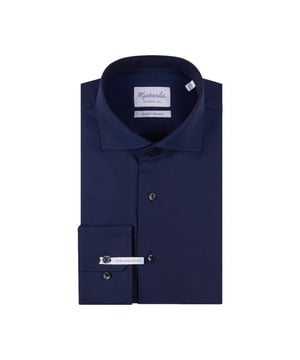 
<p>Donkerblauw overhemd met subtiele diagonale strepen en extra lange mouwen van Michaelis. Het overhemd bestaat voor 100% uit comfortabel strijkvrij katoen en heeft een cutaway kraag. Dit shirt kun je overal bij dragen. Bijvoorbeeld boven een jeans of in combinatie met een colbert of (effen) lichte trui. <br></p>
<ul>
<li>Getailleerde pasvorm</li>
<li>100% katoen</li>
<li>Strijkvrij</li>
<li>Extra lange mouwen</li>
</ul>