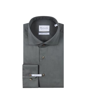 
<p>Zilvergroen overhemd met subtiele diagonale strepen en extra lange mouwen van Michaelis. Het overhemd bestaat voor 100% uit comfortabel strijkvrij katoen en heeft een cutaway kraag. Dit shirt kun je overal bij dragen. Bijvoorbeeld boven een jeans of in combinatie met een colbert of (effen) lichte trui. <br></p>
<ul>
<li>Getailleerde pasvorm</li>
<li>100% katoen</li>
<li>Strijkvrij</li>
<li>Extra lange mouwen</li>
</ul>