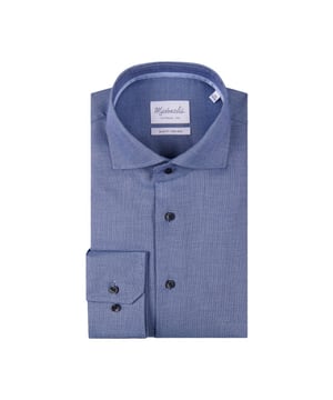 
<p>Donkerblauw gestippeld overhemd met donkere knopen van Michaelis in een fluweelzachte weving, luchtig en ademend. Geschikt voor zowel zakelijk als casual gebruik. Bevat mooi contrasterende donkere knopen. Het overhemd heeft een getailleerde pasvorm en bestaat voor 100% uit katoen. Uiteraard is het shirt helemaal strijkvrij.</p>
<ul>
<li>Perfecte pasvorm</li>
<li>100% katoen</li>
<li>Strijkvrij</li>
</ul>
