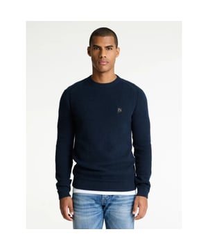 
<p>31110003 E63 Heren Trui Model GUIDE - CHASIN&#39;</p>

<p>De Guide is een regular fit trui met een moderne crewneck knit, gemaakt van basketweave soft performance fabric. Voorzien van een tonal Komma badge op de borst.</p>

<p>Ons model is 189cm lang en draagt maat L.</p>
