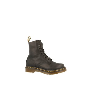 
Dr.Martens originals 1460 Pascal Virginia black boot. Deze iconische veterboot met verende AirWair-zool welke olie- en vetbestendig, antislip en slijtvast is.