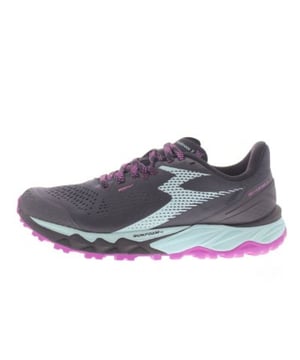 
Three Sixty One (361°) dames sportschoen, model Yushan 3. Geschikt voor wandelen en joggen, met een speciale trail profiel voor extra grip on zachte ondergronden. Door de enorme teensprong gaat de afwikkeling zo goed als vanzelf, waardoor ook voorvoet en pees gerelateerde klachten mee worden verlicht. De Quickfoam tussenzool zorgt voor een goede bounce regulatie met een snelle return. Volledig synthetisch met zwart als hoofdkleur, met roze en mintgroene details. Valt als een wijdte H, geschikt voor de normale tot iets bredere voet, of voet die meer comfort eist. Uitneembaar voetbed.
Hakhoogte 35mm.
Hielheffing 10mm.