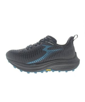 
361° (Three Sixty One degrees) trail hardloopschoen, model 361-Futura WATERPROOF in een dames uitvoering. Gemaakt van een lichtgewicht waterafstotend mesh bovenwerk. Vibram slijtzool met een trail profiel en een ENGAGE° dempende tussenzool. De 5cm hoge teensprong zorgt voor een enorm snelle afwikkeling, waardoor ook een minder buigzame grote teen (gewricht) makkelijk doorrolt. Zwart met petrol blauwe details. Uitneembaar voetbed.
Hakhoogte 40mm.
Hielheffing 0,8mm.