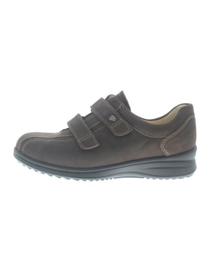 
Finn Comfort dames klittenbandschoen, model Casale uit de LadyLine. Voorzien van een dubbele klittenbandsluiting met passanten, om extra stevig aan te kunnen fixeren. Soepele loopzool met een antislip profiel en een stevig contrefort voor extra hielstabiliteit. Bruin nubuck leer. Valt als een wijdte K met een meer toegeknepen hielslot ten opzichte van een bredere balwijdte. Geschikt voor de brede voet. Uitneembaar ecologisch en anatomisch gevormde voetbed. Finn Comfort inlegzolen zijn los verkrijgbaar.
Hakhoogte 40mm.
Hielheffing 25mm.