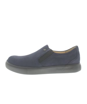 
Finn Comfort dames instapper, model Clayton uit de TrendLine. Blauw nubuck leer met een lichtgewicht zwarte loopzool. Valt als een wijdte H, geschikt voor de normale tot iets bredere voet. Uitneembaar ecologisch en anatomisch gevormde voetbed.
Hakhoogte 25mm.
Hielheffing 12mm.