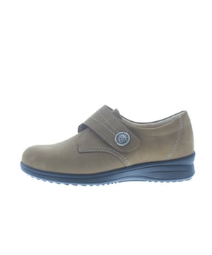 
Finn Comfort dames klittenbandschoen, model Pula uit de LadyLine series. Zeer comfortabele pasvorm, met iets meer teenbox ruimte dan in een standaard schoen. Bruin nubuck leer met contrasterende stiksels en een enkele overslag klittenbandsluiting. Valt als een wijdte K, geschikt voor de brede voet. Uitneembaar ecologisch en anatomisch gevormde voetbed.
Hakhoogte 40mm.
Hielheffing 25mm.