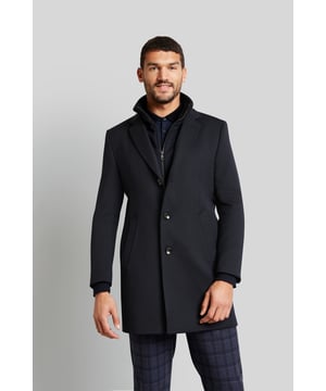 Der elegante und zeitlose Mantel mit einem praktischen Westenfake und schrägen Leistentaschen überzeugt mit viel Bewegungsfreiheit durch den Rückenschlitz und die Flexcity-Ausstattung. Der herausnehmbare Westeneinsatz schützt bei Wind und Wetter. Der Unterkragensteg aus Kunstleder dient als schöner Kontrast. Der Mantel ist ganz gefüttert und mit einer Stretchfunktion versehen. Aufgrund seiner feinen Diagonalstruktur ist der Mantel ein wahrer Hingucker.