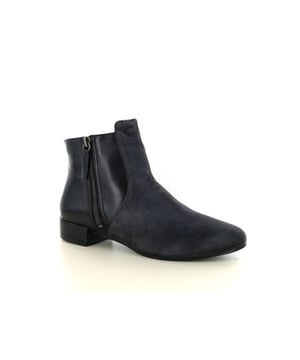 
<h2>17926 enkellaars</h2>
<p>De 17926 van Tube is een mooie enkellaars gemaakt van suede en leer. Deze schoen heeft een vast voetbed en is niet geschikt voor steunzolen. Deze schoen is uitgevoerd in de kleur grey sol black [grijs/zwart combi]. De sluiting is door middel van een rits.</p>