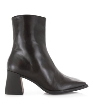
<p>De Hedda van Vagabond Shoemakers is een zwart enkellaarsje met een geklede look. Deze Vagabond Shoemakers enkellaars is gemaakt van leer en bevat een functionele ritssluiting aan de binnenkant. Voorzien van een vierkante neus, een naad over de voorkant en een uitlopende blokhak. </p>
<p>Pasvorm (gebaseerd op maat 37)</p>
<p>Precies op maat</p>
<p>Schachthoogte: 20,9 cm<br />
Schachtomtrek: 24,7 cm<br />
Hakhoogte: 7,0 cm</p>